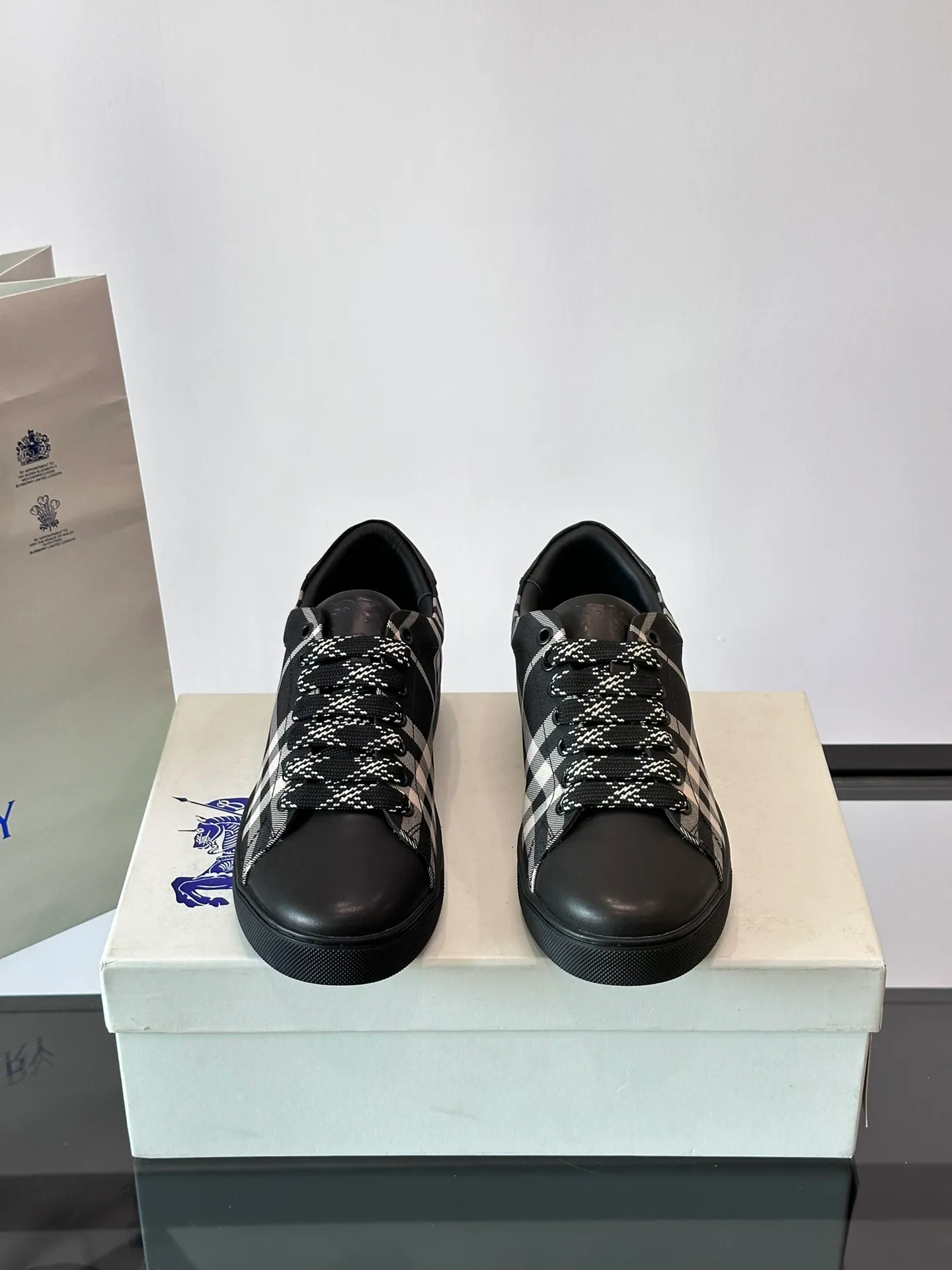 P380▫️B’s men’s classic low-top sneakers are reinterpreted in Vintage plaid cotton and cowhide materials, and decorated with a new brand logo. First-layer cowhide lining, heel decorated with Burberry letter embossed logo, original outsole Size: 38-44 (.45 customized) No. 068
